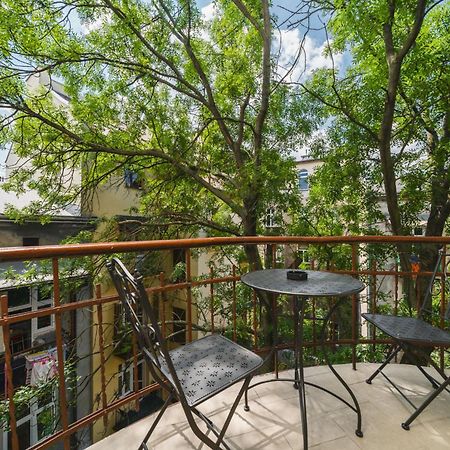 Modern Urban Escape - Old Town Apartment - By Upstairs Krakow Dış mekan fotoğraf