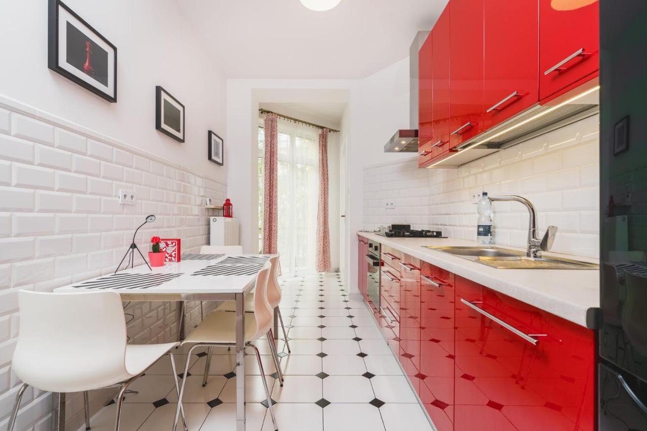 Modern Urban Escape - Old Town Apartment - By Upstairs Krakow Dış mekan fotoğraf