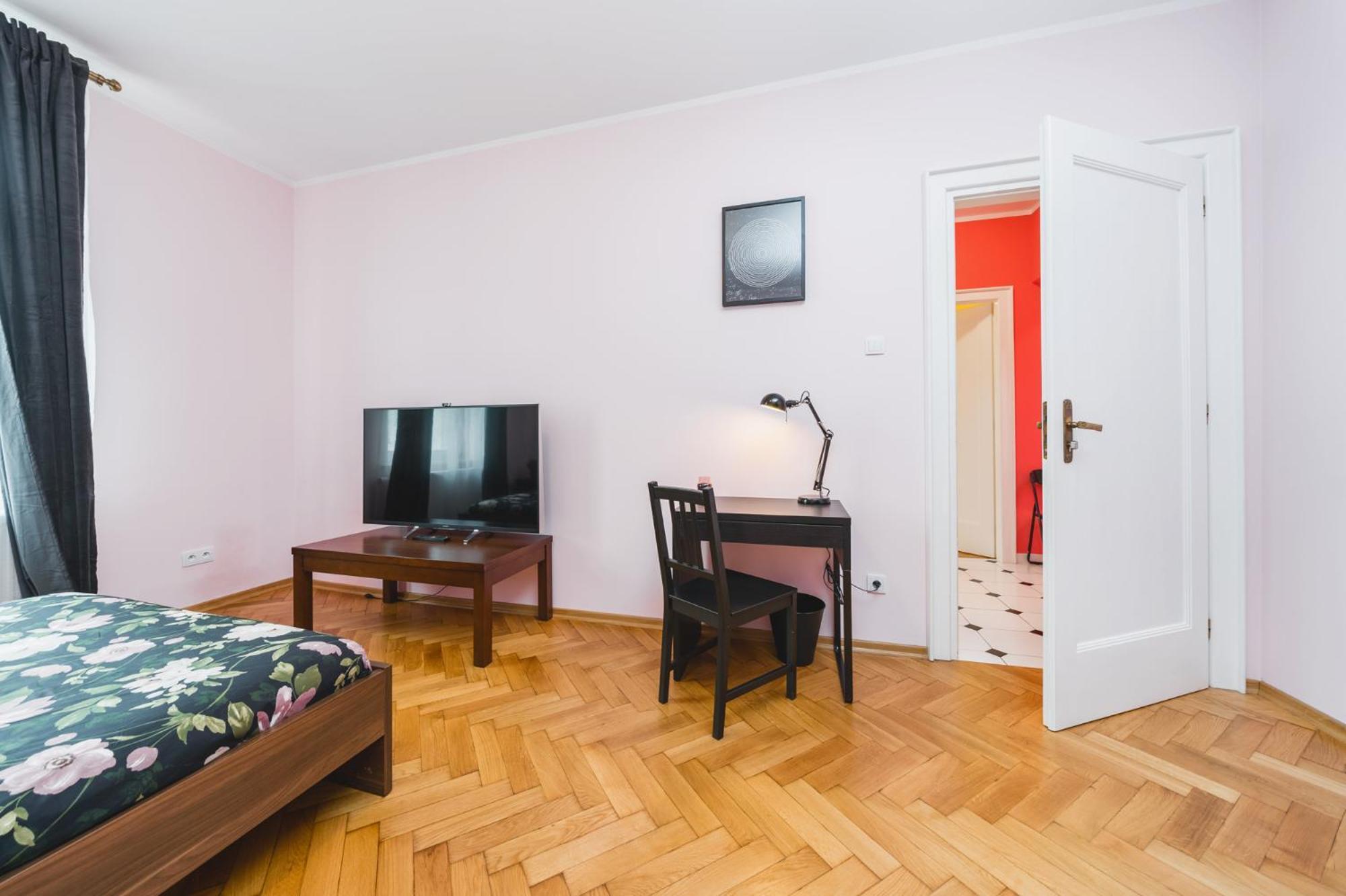 Modern Urban Escape - Old Town Apartment - By Upstairs Krakow Dış mekan fotoğraf