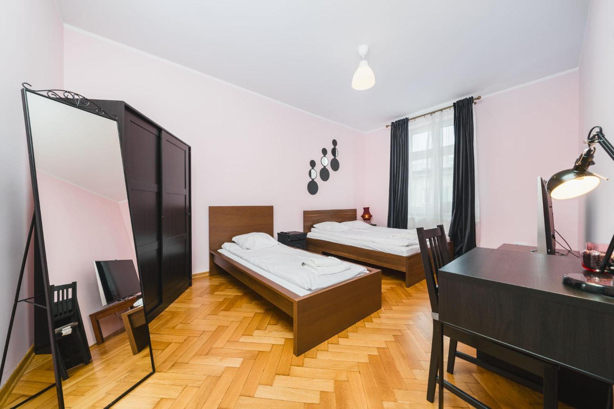 Modern Urban Escape - Old Town Apartment - By Upstairs Krakow Dış mekan fotoğraf