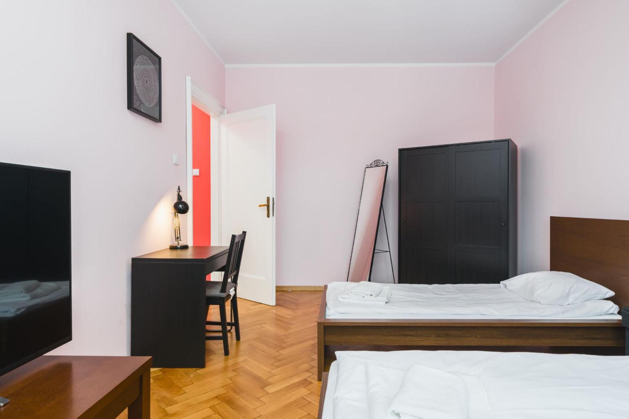Modern Urban Escape - Old Town Apartment - By Upstairs Krakow Dış mekan fotoğraf